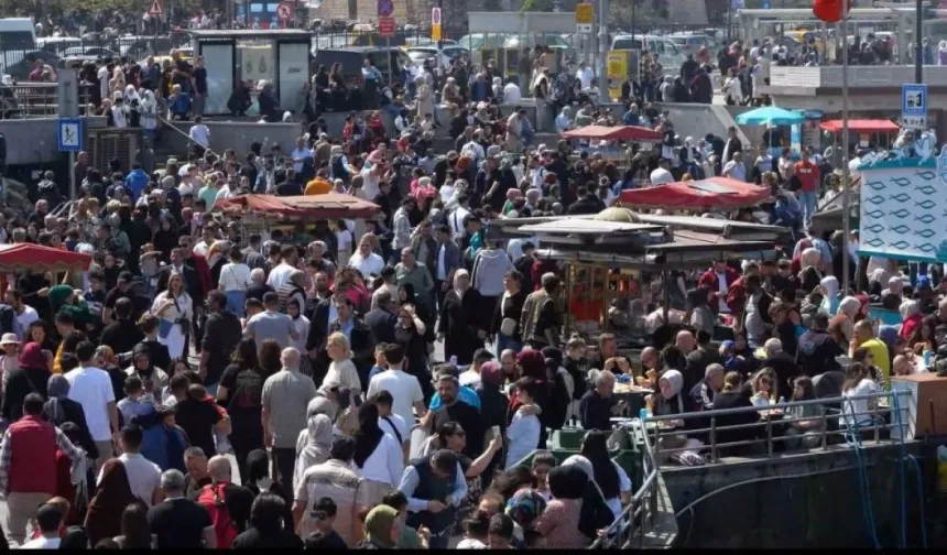 Bayramın son gününde de Eminönü’nde yoğunluk yaşandı