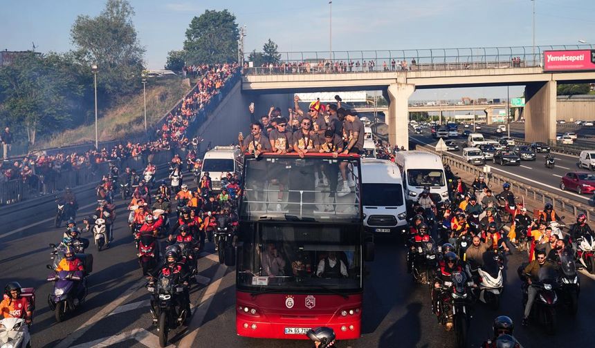 Kutlamalar için İstiklal Caddesi`ndeki Galatasaray Lisesi`nde bir araya gelen teknik ekip ve futbolcular, üstü açık otobüsle RAMS Park`a hareket etti.
