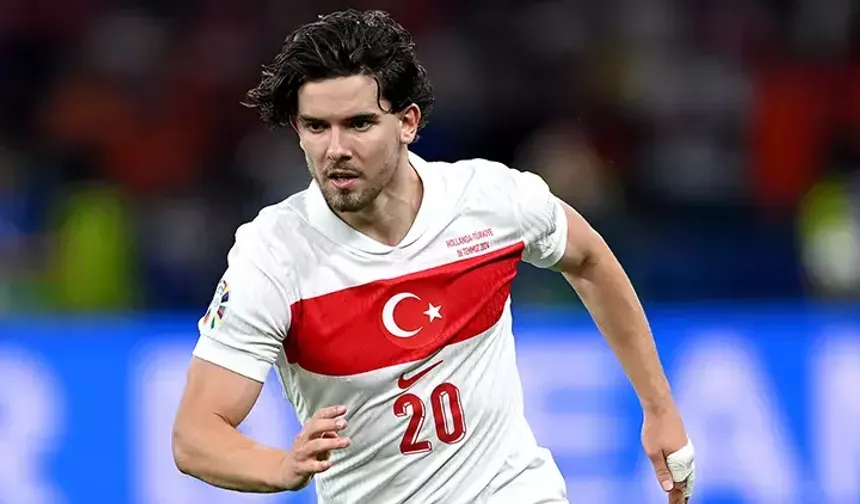 Ferdi Kadıoğlu (Türkiye)
Fenerbahçe'nin savunma oyuncusu, takımının Almanya'daki çeyrek finallere kadar olan yolculuğunda etkileyici bir performans sergiledi. Sol kanattan sürekli hücum tehdidi oluşturdu ve zaman zaman orta sahada da görev aldı. Başarılı performansıyla Arsenal ve Manchester City'ye transfer olma ihtimaliyle anılan oyuncuya, Brighton, Manchester United ve Borussia Dortmund da ilgi gösterdi. 24 yaşındaki oyuncu, Türkiye'nin 2-1 kazandığı maçta 12,2 km koşarak turnuva rekoru kırdı ve dokuz kulüp tarafından izlendi.
