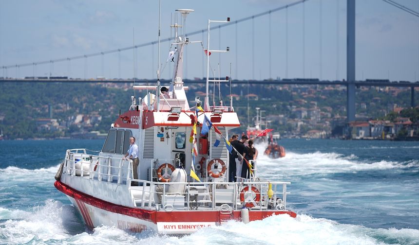 Kıyı Emniyeti, şehit ve gaziler anısına deniz araçlarıyla Boğaz'da saygı seyri yaptı