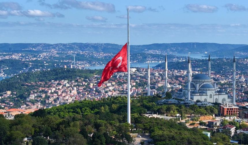 İstanbul
Bu kapsamda Çamlıca Tepesi ve İstanbul Boğazı çevresindeki bayraklar yarıya indirildi.