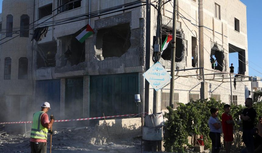 Saldırı sonucu evde büyük hasar meydana geldi.