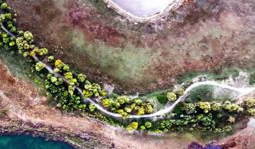 Küçükbaş hayvanlar ve tarım makineleri, mahalleye 2 kilometre mesafedeki adaya salla taşınıyor.