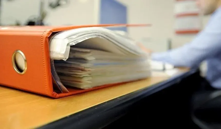 Detaylar ve Suçlamalar
Soruşturma kapsamında hazırlanan iddianamede, 22'si tutuklu 47 şüpheli hakkında çeşitli suçlamalar bulunuyor. Bebek acil hastalarının uygun sağlık hizmeti veren hastanelere değil, örgüt adına kârlı görülen özel hastanelere sevk edilmesi nedeniyle, birçok bebeğin enfeksiyon kaparak hayatını kaybettiği belirtildi. Çetenin işbirliği yaptığı hastanelerin yenidoğan ünitelerine enfeksiyon riski taşıyan bebeklerin yatırıldığı ve yeterli tıbbi bakımın sağlanmadığı kaydedildi.
İddianamede, çetenin maddi kazanç sağlamak amacıyla bu sevkleri gerçekleştirdiği ve bu süreçte hastanelerde doktorlar yerine hemşirelerin sağlık hizmeti verdiği vurgulandı. Yenidoğan yoğun bakım ünitelerinde doktor yerine hemşirelerin müdahalede bulunduğu, bazı hemşirelerin kendilerini doktor olarak tanıttığı ve usulsüz müdahaleler yaptığı ortaya çıkarıldı. Örgütün, bu yollarla elde edilen kazancı 3-4 kat artırdığı belirlendi.
