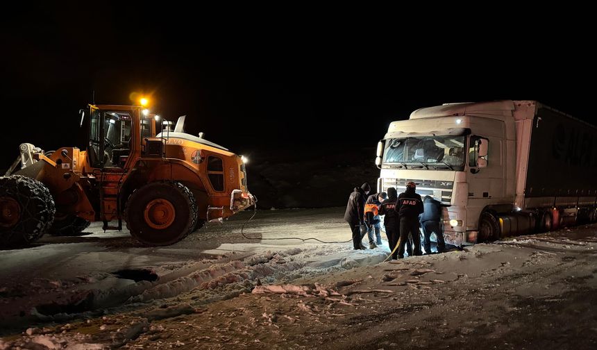 Ardahan'da kar, tipi ve buzlanma; 4 TIR yolda kaldı