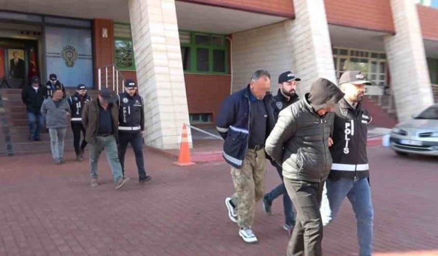 Isparta’da belediyeye ait yeleklerle kaçak kazı yapan şüpheliler tutuklandı