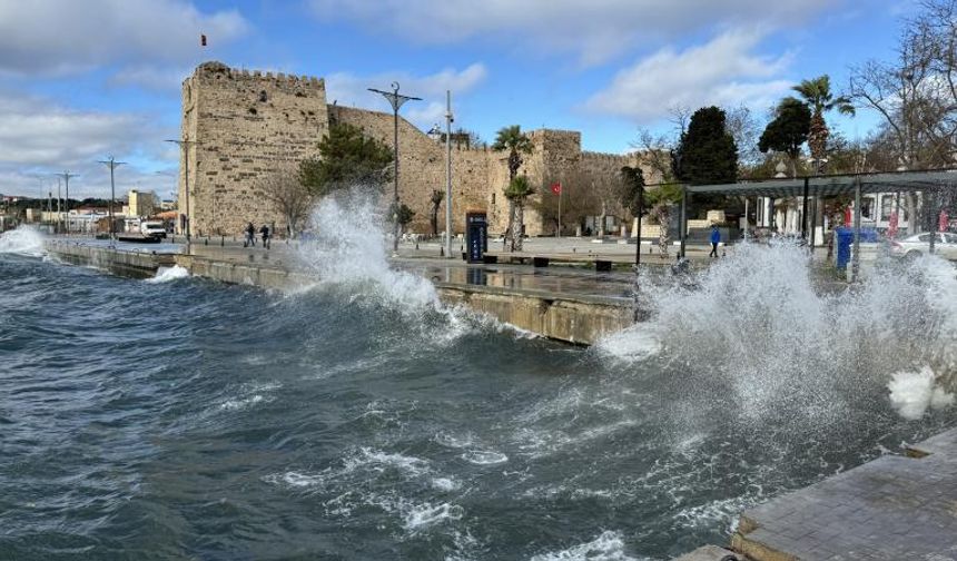 Sinop sahilinde 3 metrelik dalgalar oluştu