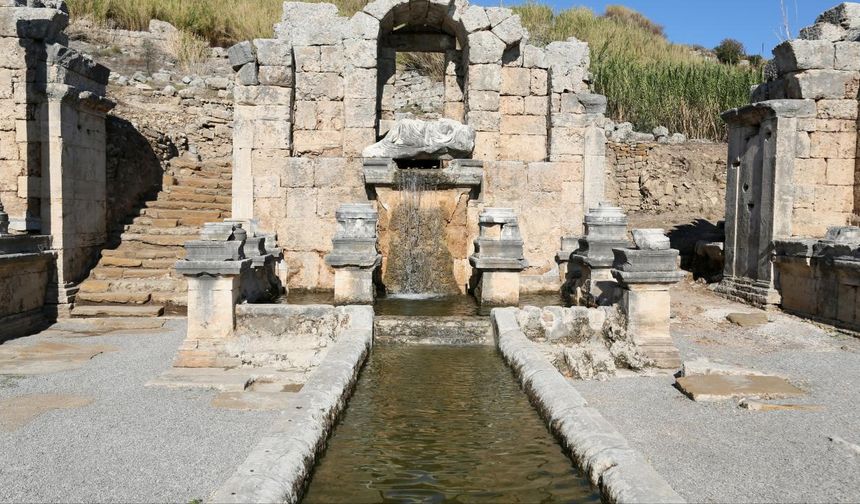 Perge'deki antik çeşmeden 1800 yıl sonra su akmaya başladı