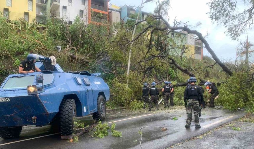 Fransa’nın denizaşırı toprağı Mayotte’yi Chido Kasırgası vurdu: 14 ölü