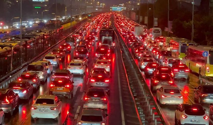 İstanbul’da trafik felç: Akşam yağmuru şehri kitledi, yoğunluk %90!