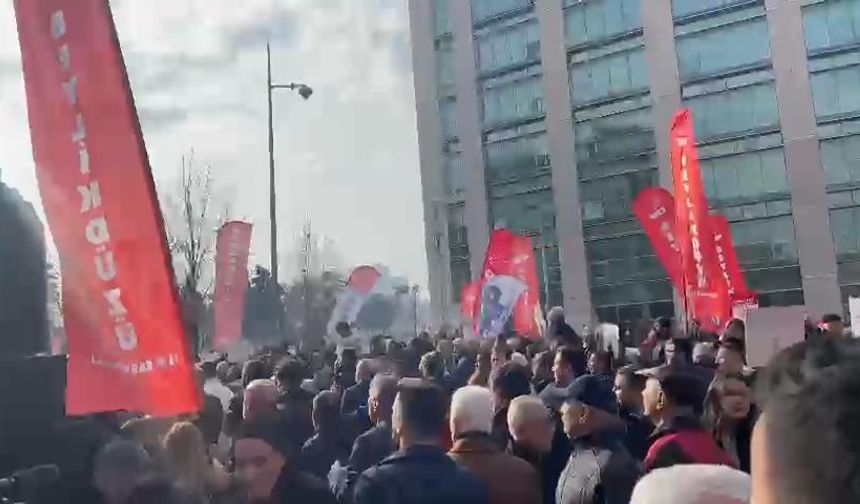 CHP’liler Çağlayan Adliyesi önünde polisin üzerine yürüdü!