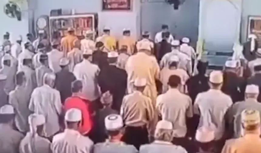 Tayland'da cemaat 7,7'lik depreme rağmen namaz kılmaya devam etti