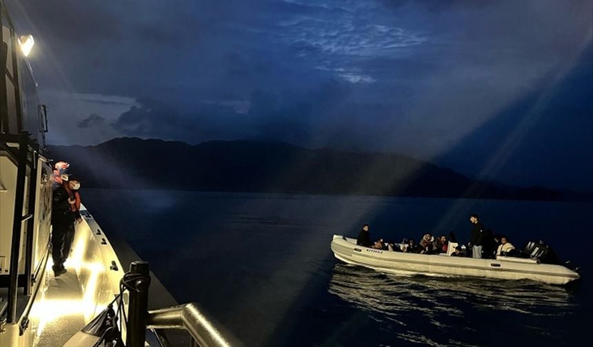 Marmaris açıklarında 12 düzensiz göçmen yakalandı