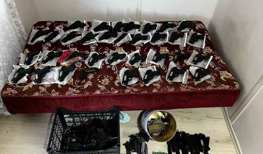 Gaziantep'te bir el bombası ile 45 silah ele geçirildi