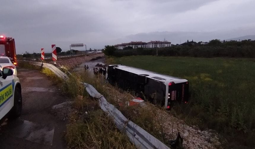 Manisa'da yolcu otobüsü devrildi: Yaralılar var