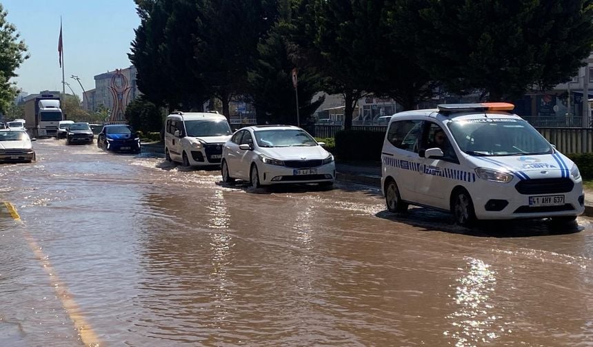 Kocaeli'de ana su hattı patladı: İlçe sular altında kaldı