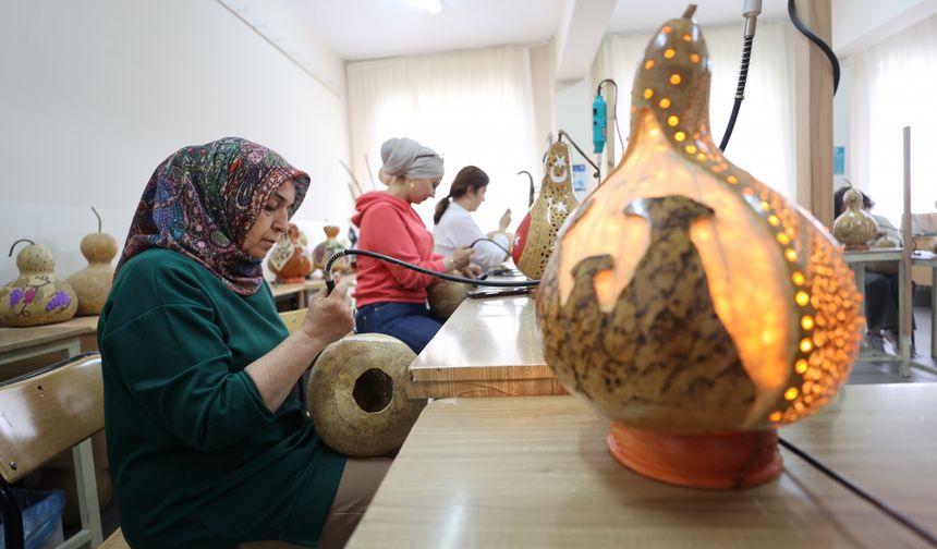 Kadınlar yetiştirdikleri su kabaklarını süs eşyasına dönüştürüyor