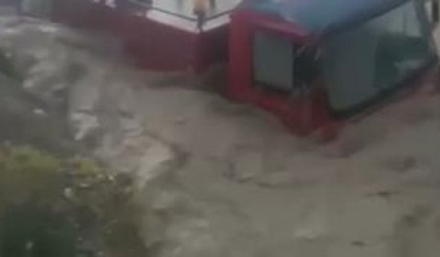 Ankara'da itfaiye aracı sele işte böyle kapıldı