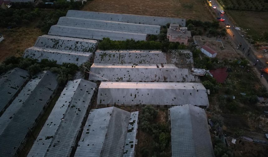 Antalya'da hortum seraları yerle bir etti, evlerin çatıları uçtu