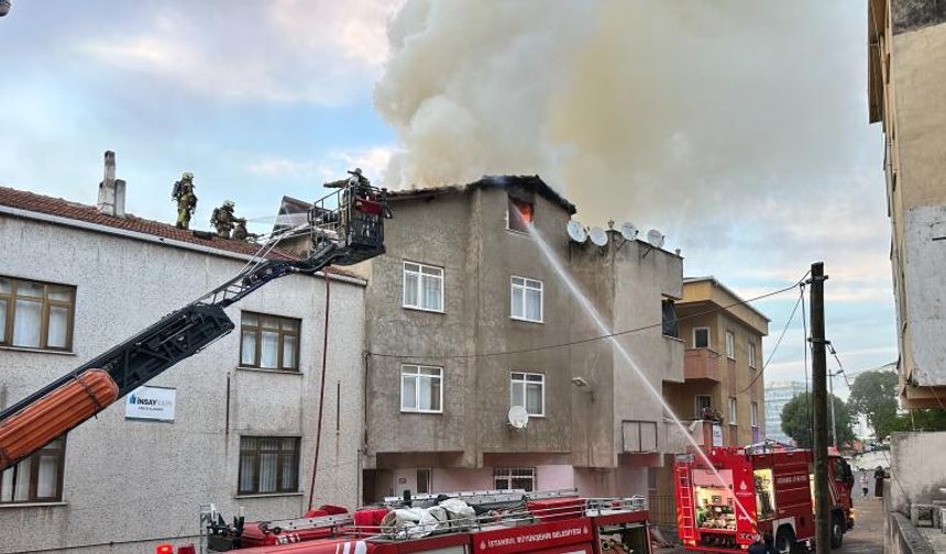 Ataşehir'de 3 katlı binanın çatı katında yangın çıktı