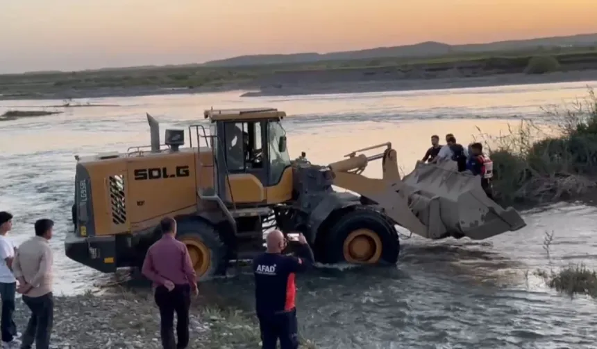 Batman’da çay kenarında mahsur kalan 25 kişi kepçeyle kurtarıldı