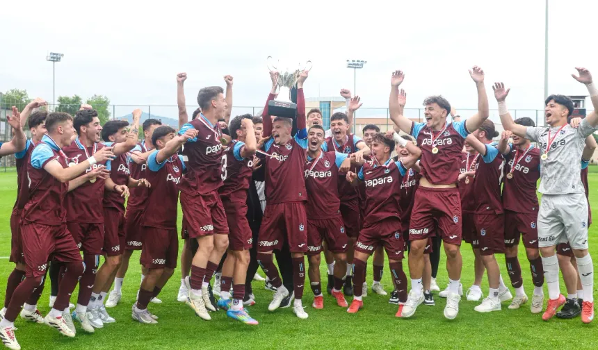 Trabzonspor U19 takımı şampiyonluk kupasını kaldırdı