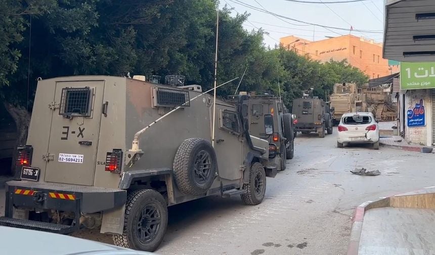 İşgalci İsrail ordusu Batı Şeria'da bir askerinin yaralandığı beldenin tüm girişlerini kapattı