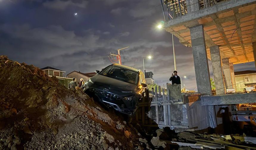 İnşaat alanına giren otomobil perde betonda asılı kaldı