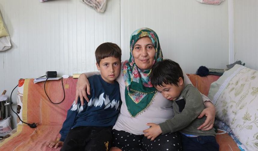 Depremde bacağını kaybetti, hayata evlatlarıyla tutundu