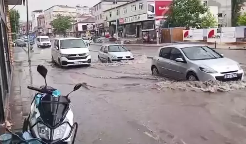 İstanbul'u yağış ve dolu vurdu! Yollar göle döndü