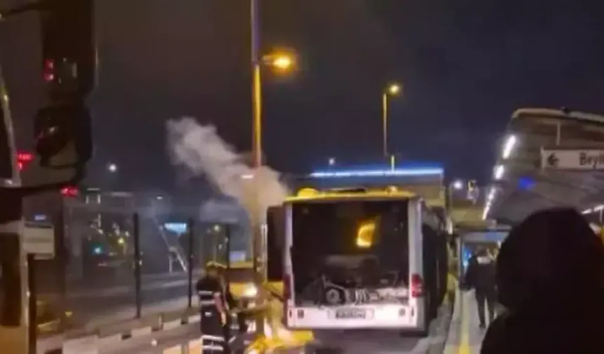 Metrobüsün motor bölümü yandı, seferler kısa süre durduruldu