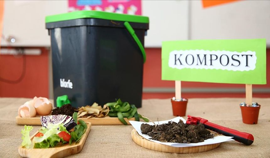 Evden getirdikleri gıda atıklarını okulda gübreye dönüştürdüler