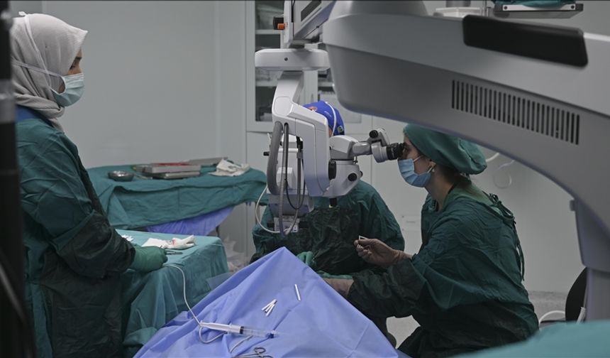 Göz doktorları canlı yayında 70 göz ameliyatı yapacak