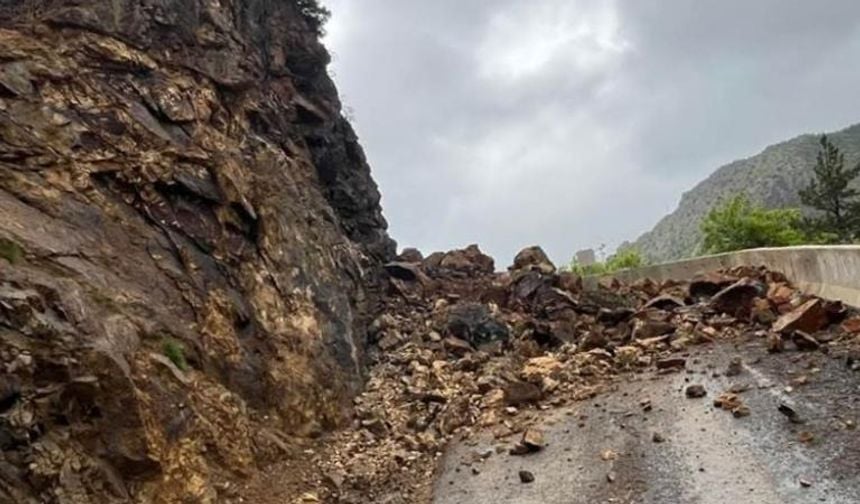 Gümüşhane'de heyelan nedeniyle 3 köye ulaşım sağlanamıyor