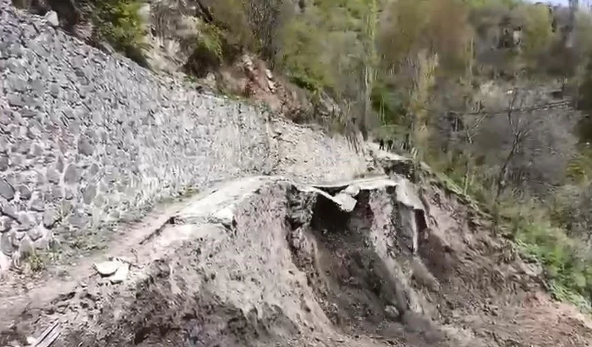 Yol yapımı sırasında heyelan meydana geldi!