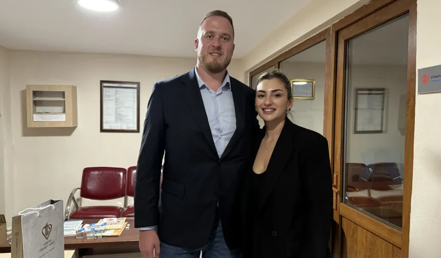 İstanbul'da tanıştığı kadın için İslamiyet'i seçen İngiliz Simon