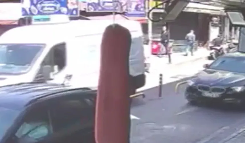 İstanbul Beyoğlu'nda geriye doğru manevra yapan minibüs kadına çarptı