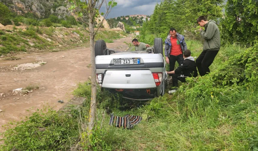 Karabük’te kontrolden çıkan otomobil dere kenarına devrildi: 5 yaralı