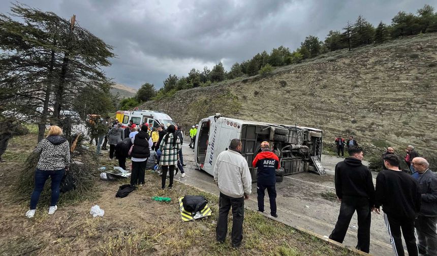 Isparta'da yolcu minibüsü devrildi: Çok sayıda yaralı var