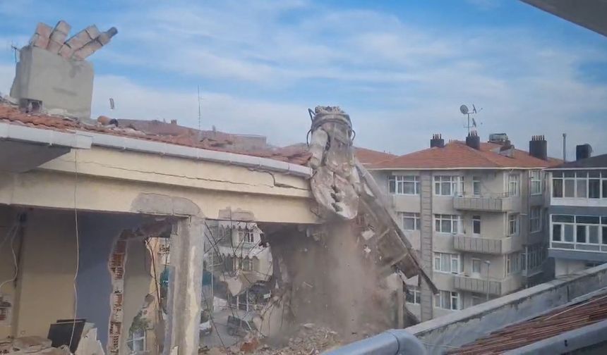 Avcılar'da riskli binadan kopan parçalar yan binaya girdi