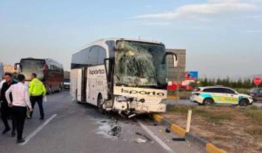 Isparta’da iki otobüs çarpıştı: 28 kişi yaralandı, kaza anı kamerada