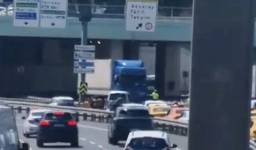 İstanbul'da TIR ters yöne girdi: Sahil yolu trafiğe kapandı