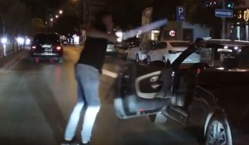 Karşıyaka'daki trafikte korku dolu anlar! Döner bıçağıyla saldırdı