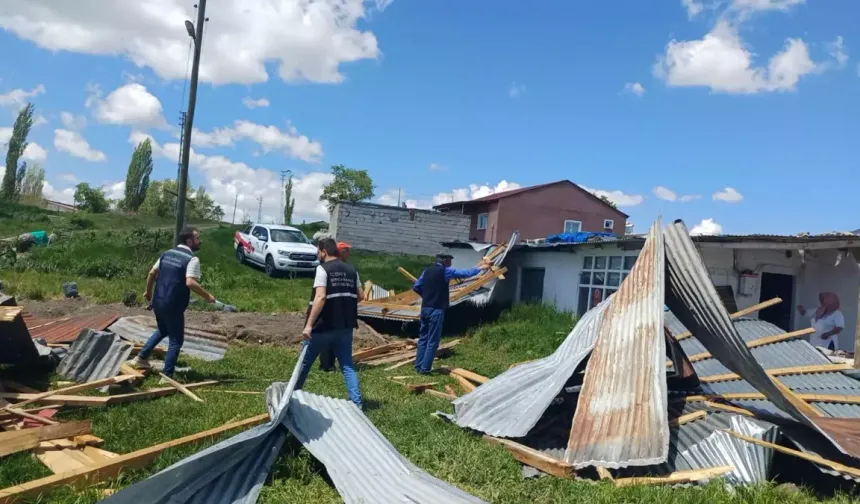 Kars'taki fırtınada 8 ev ve 3 ahırın çatısı uçtu
