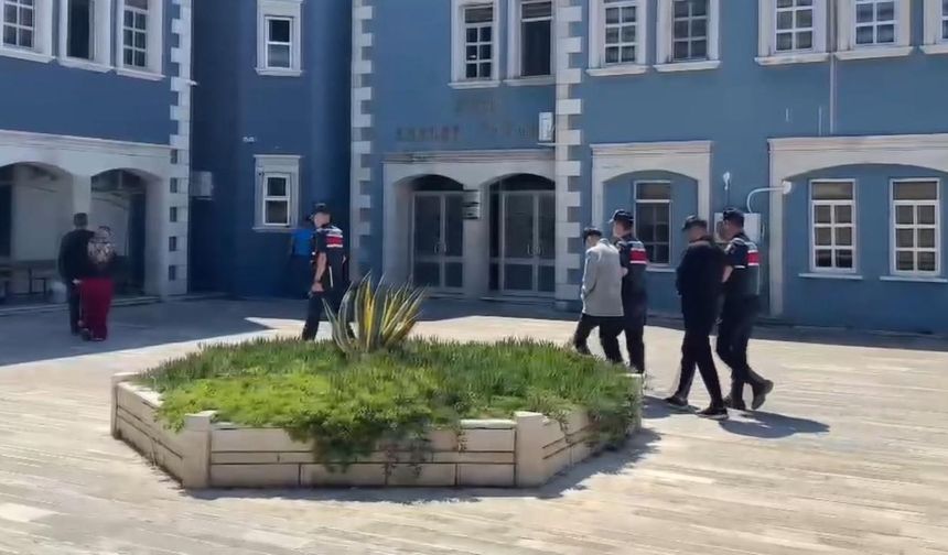 'Emniyet müdürüyüm' yalanıyla yaşlı kadını 5,4 milyon lira dolandırdılar