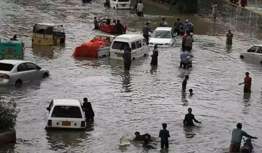 Pakistan'da şiddetli fırtına: 10 ölü, 45 yaralı