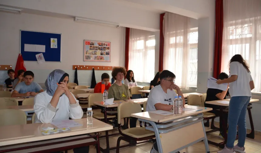 Bilecik'te sınav yerini karıştıran öğrenciyi motosikletiyle sınava yetiştirdi