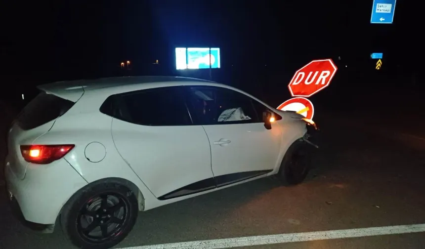 Kütahya'da ehliyetsiz ve alkollü sürücü 'dur' levhasına çarptı