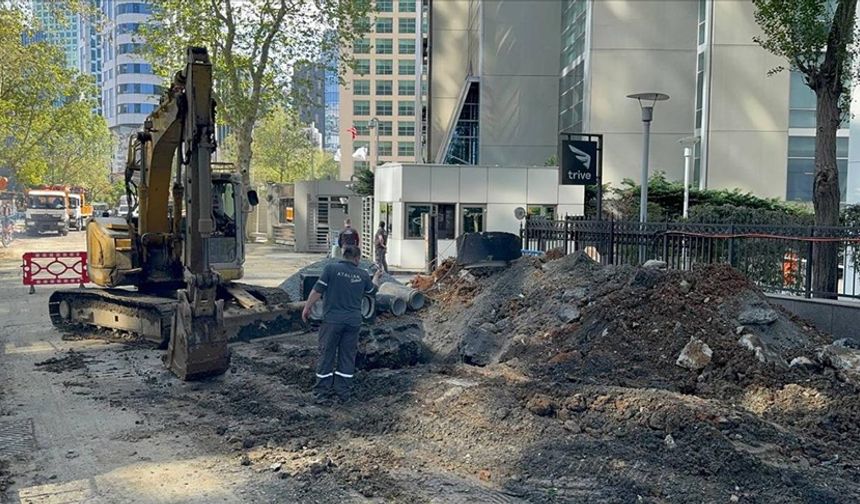 Sarıyer'de çöken yolda ekiplerin çalışması devam ediyor