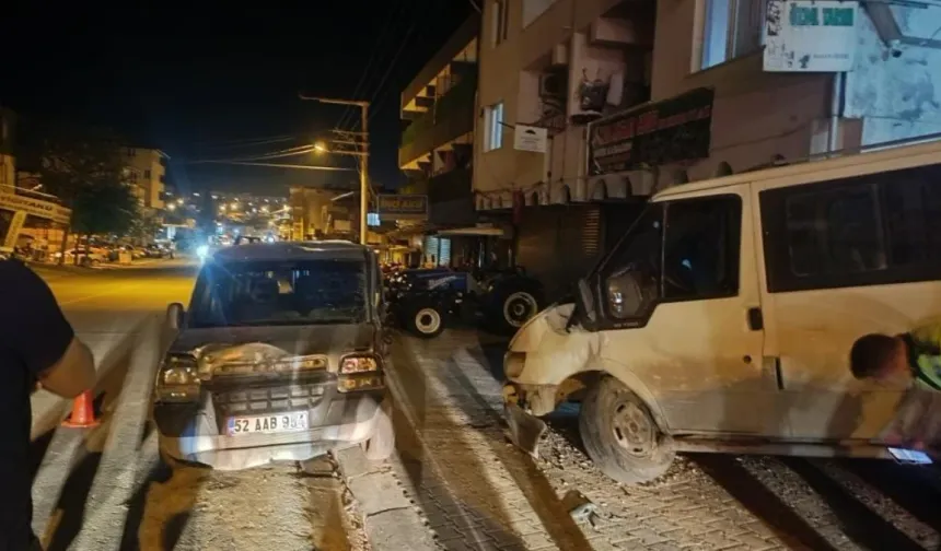 Hatay'da ticari araç önce patpata sonra minibüse çarptı